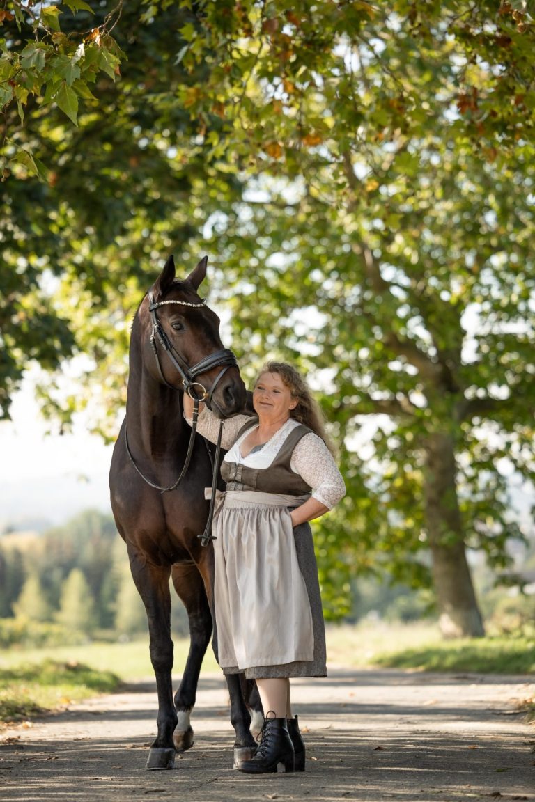 Pferd und Frau in der Natur